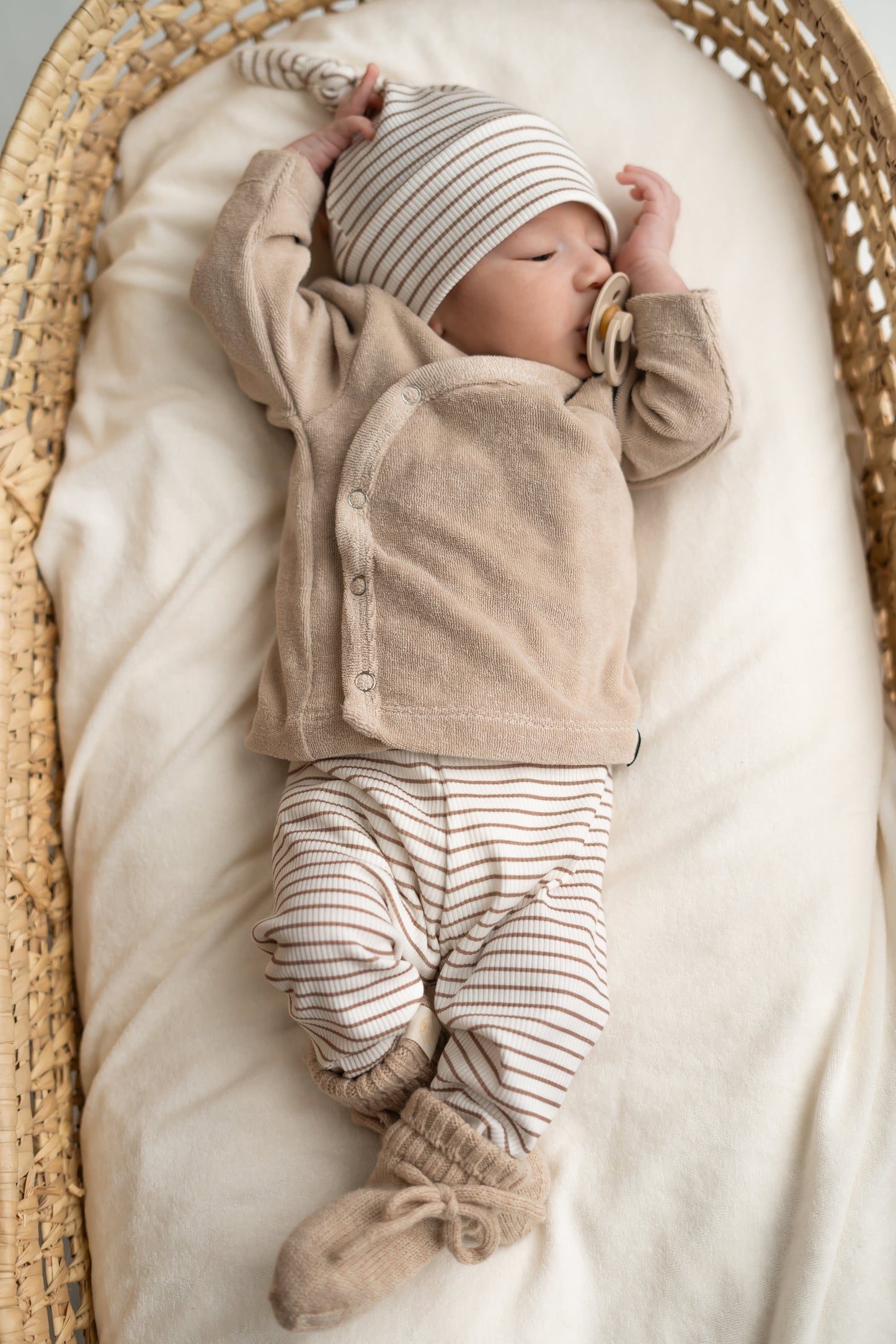 Newborn set Streepjes taupe (rib)